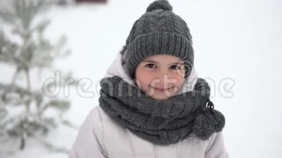 小女孩微笑的冬天肖像视频的预览图