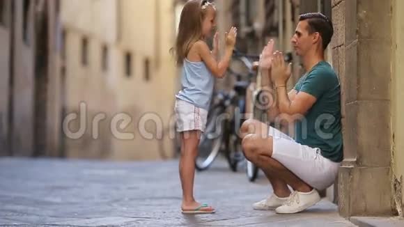 欧洲的家庭意大利暑假期间罗马快乐的父亲和可爱的小女孩视频的预览图