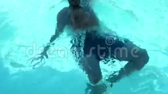 英俊的男人在游泳池里游泳视频的预览图