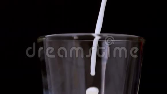 牛奶倒在玻璃杯里视频的预览图