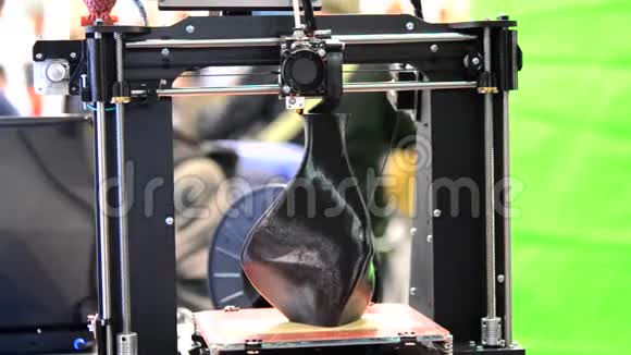 3D打印机以花瓶的形式印刷模型视频的预览图