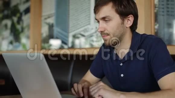 年轻人在看手提电脑视频的预览图