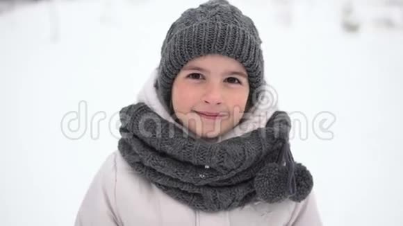 小女孩微笑的冬天肖像视频的预览图