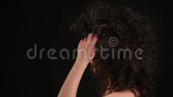 一头棕色卷发的年轻黑发跳舞视频的预览图