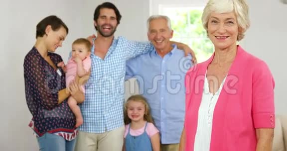 一个可爱的家庭微笑的肖像视频的预览图