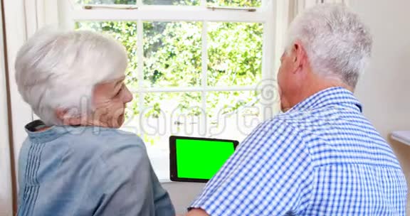 年长夫妇在看平板电脑视频的预览图