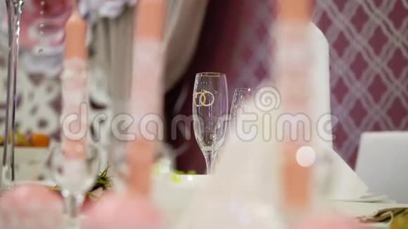 餐厅的餐桌上戴着结婚眼镜视频的预览图