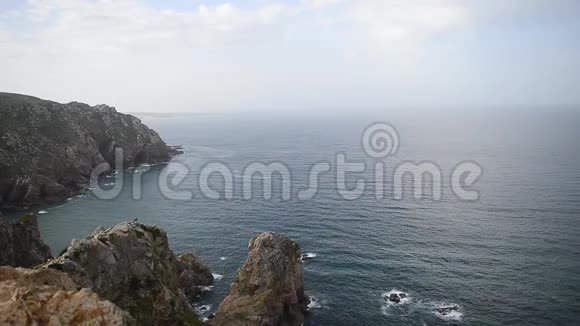 详细的火山海岸线与高崖和波浪突破火山岩葡萄牙视频的预览图