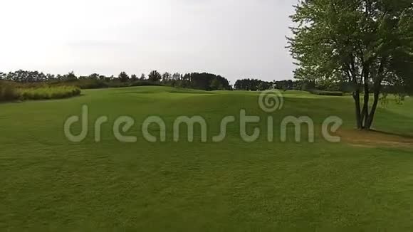 一架无人机飞过绿色高尔夫球场视频的预览图
