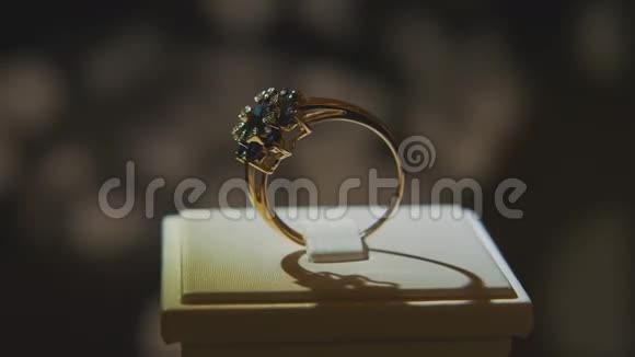 珍贵的钻石戒指精致豪华钻石珠宝橱窗展示与戒指踏板金戒指金戒指视频的预览图