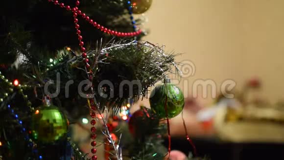 圣诞树上的圣诞玩具和装饰品视频的预览图