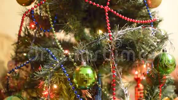 圣诞树上的圣诞玩具和装饰品视频的预览图