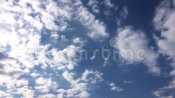 白云在蓝天上的烈日下消失了延时运动云蓝天背景视频的预览图