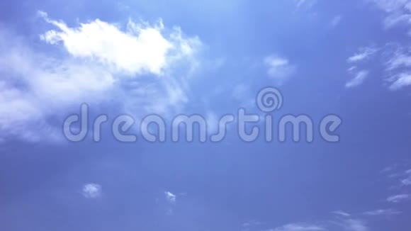 白云在蓝天上的烈日下消失了延时运动云蓝天背景视频的预览图