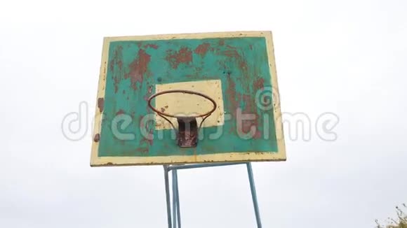 户外运动的旧篮球圈生锈的铁球进入篮筐视频的预览图