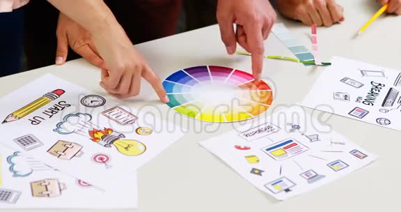 平面设计师在办公桌上讨论颜色样本视频的预览图