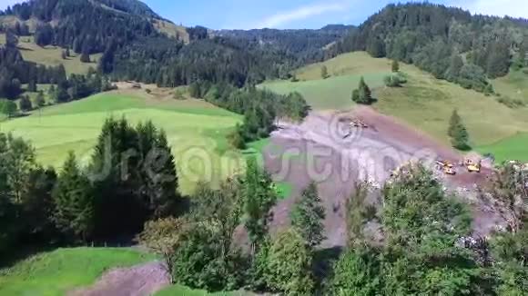 大雨过后泥石流在奥地利的山坡上留下了疤痕欧元视频的预览图