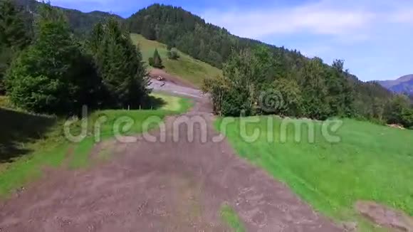 大雨过后泥石流在奥地利的山坡上留下了疤痕欧元视频的预览图