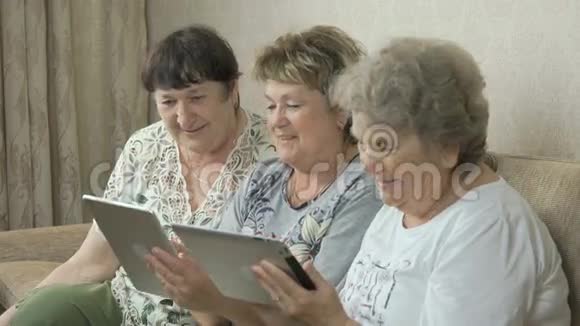 老女人拿着数码平板电脑视频的预览图