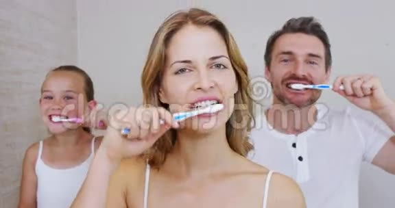 幸福的家庭刷牙视频的预览图