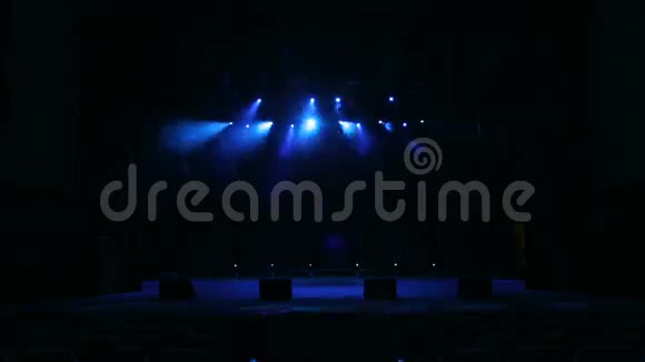在一个空荡荡的剧院里闪烁着音乐会的灯光视频的预览图