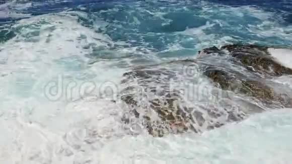 暴风雨后亚得里亚海的落基岸视频的预览图