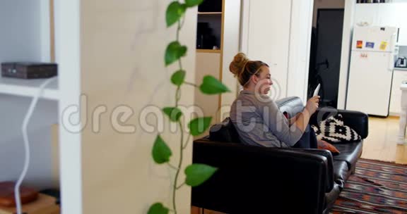 女人在沙发上放松看书视频的预览图