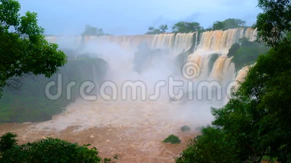 巴西边境美丽的伊瓜苏瀑布视频的预览图