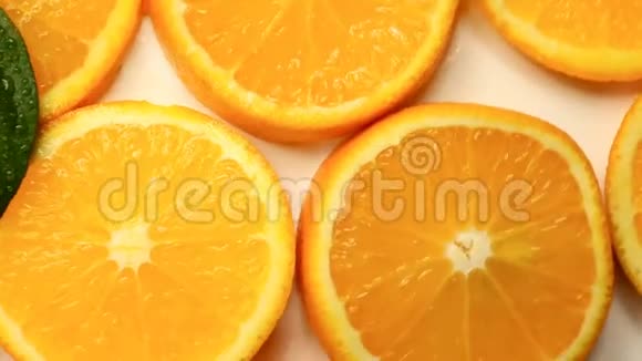 新鲜的柑橘类水果旋转关于健康食品和饮食概念的视频片段旋转切片橙子视频的预览图