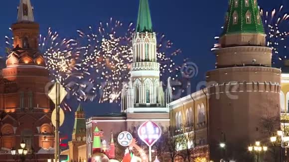 晚上莫斯科克里姆林宫上空烟火俄罗斯用变焦视频的预览图