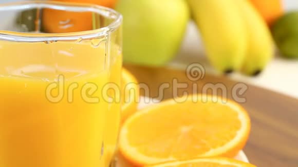 新鲜的柑橘类水果旋转关于健康食品和饮食概念的视频片段一杯橙汁背景是视频的预览图