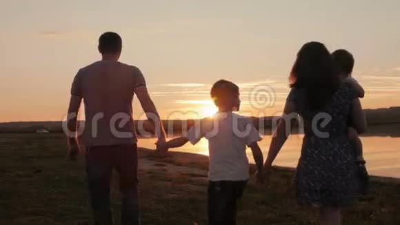 幸福的家庭在日落剪影视频的预览图