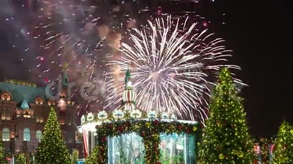 晚上在曼日广场上燃放烟花莫斯科俄罗斯变焦视频的预览图