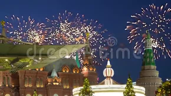 晚上莫斯科克里姆林宫上空烟火俄罗斯用变焦视频的预览图