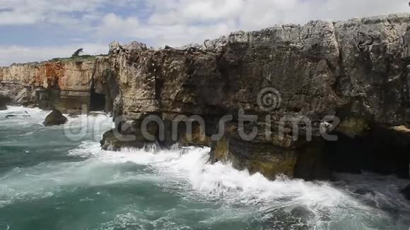 强烈的极端海浪撞击洞穴悬崖洞穴波卡多地狱葡萄牙视频的预览图