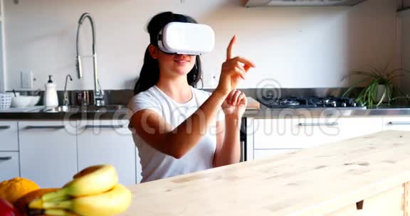 女人用虚拟眼镜视频的预览图