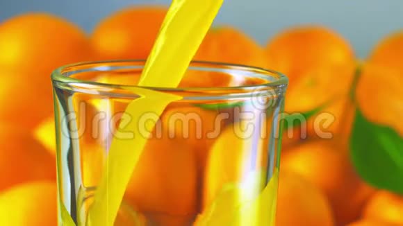 橙汁倒进玻璃杯里视频的预览图