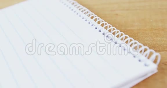 记事本和铅笔放在木板上视频的预览图