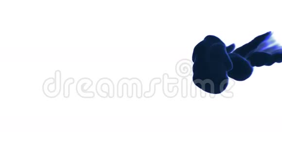 蓝色墨水缓慢地流过水包括阿尔法面具使用它作为背景过渡或覆盖3d视频的预览图