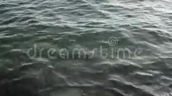 岩石底部的海浪视频的预览图