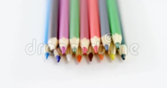 连续排列的彩色铅笔的特写视频的预览图