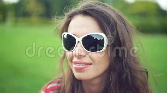 夏天公园戴太阳镜的美女视频的预览图