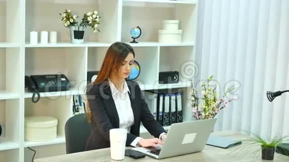 年轻漂亮的商务女性办公室里有笔记本视频的预览图