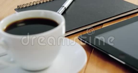 咖啡与组织者和数字平板电脑视频的预览图