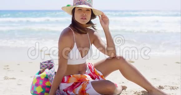 坐在沙滩上的漂亮姑娘视频的预览图
