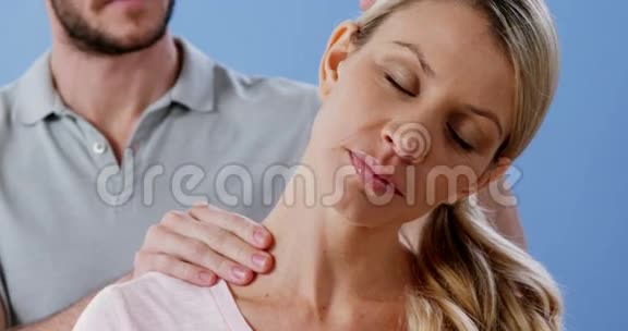 接受物理治疗师颈部按摩的女性病人视频的预览图