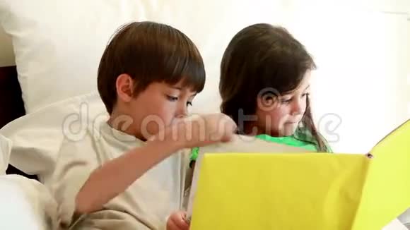 小兄弟一边看书一边拿书视频的预览图
