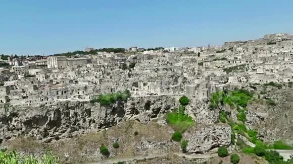 蓝色天空下典型石头萨西迪马特拉和马特拉教堂的全景意大利巴西利卡塔视频的预览图