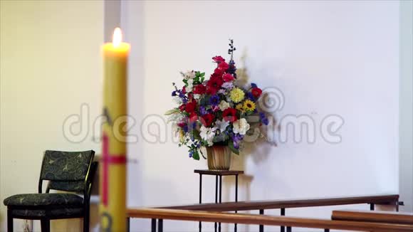 用于葬礼的鲜花和蜡烛视频的预览图