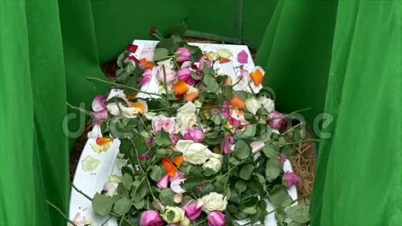 墓地葬礼或葬礼前在灵车或礼拜堂拍摄的彩色棺材特写镜头视频的预览图